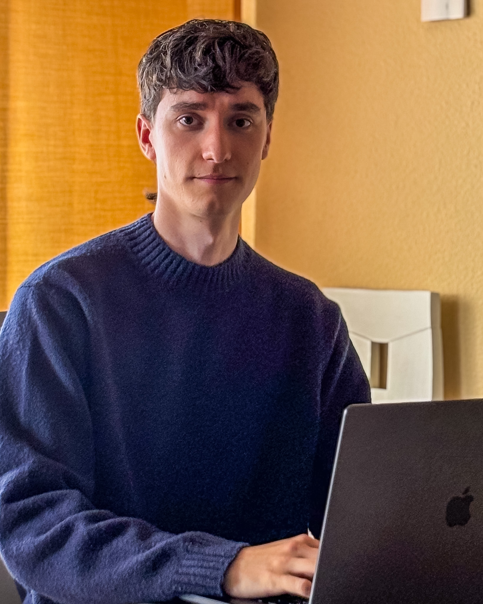 Ángel Alcocer trabajando con un portátil